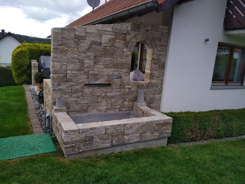 Mauer im Garten